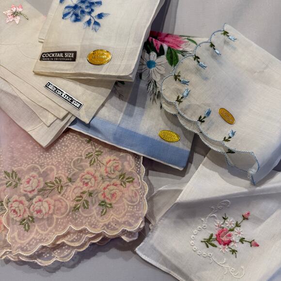 Lot of 6 Vintage Dainty Handkerchiefs - Picture 5 of 8